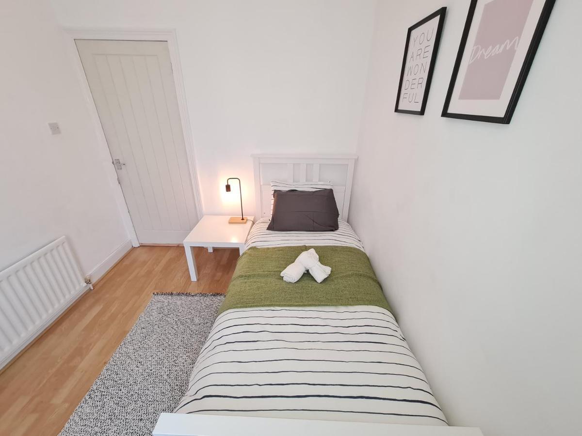 Апартаменты Large 3 Bed Flat, Free Parking Ньюкасл-апон-Тайн Экстерьер фото