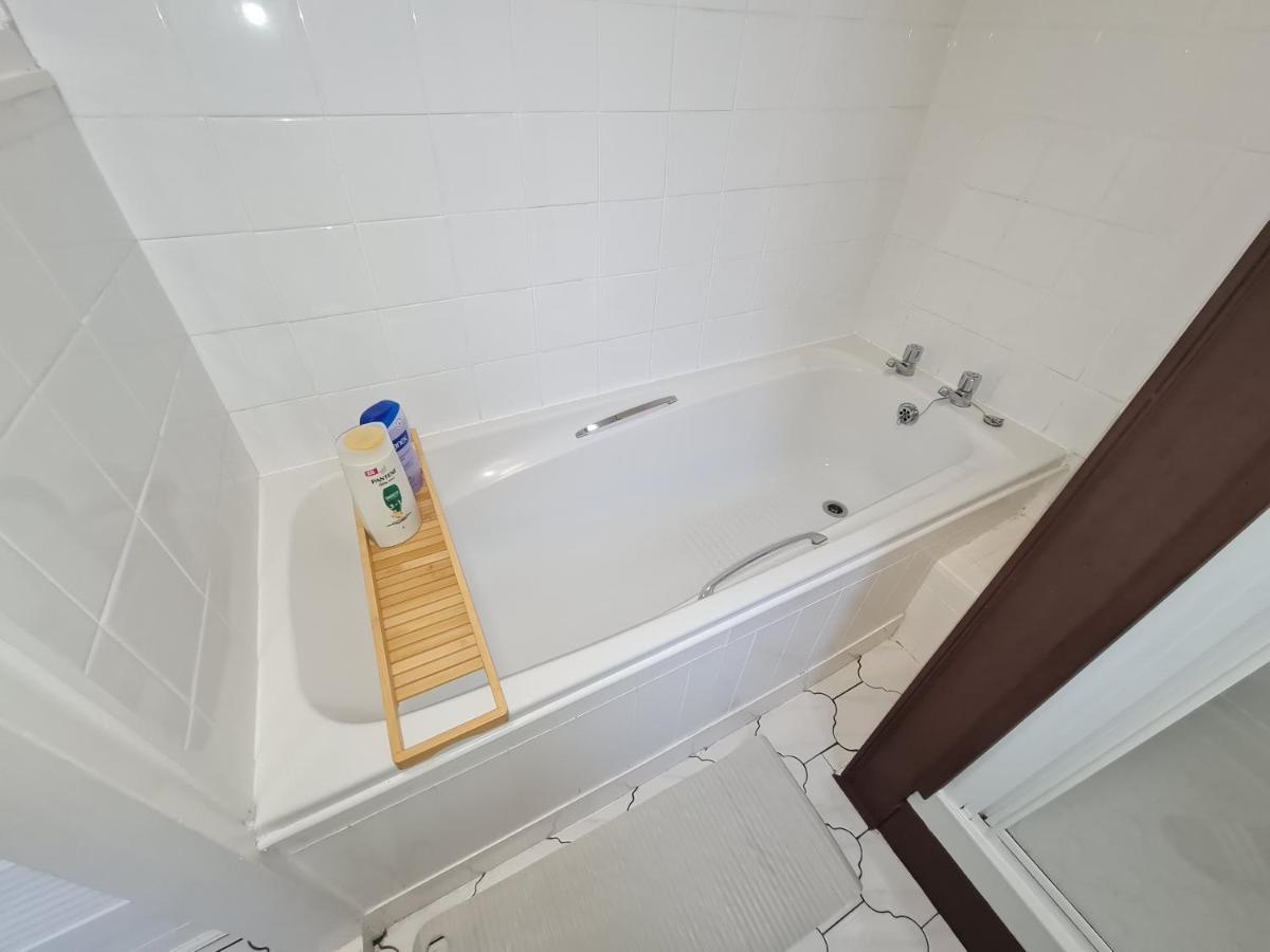 Апартаменты Large 3 Bed Flat, Free Parking Ньюкасл-апон-Тайн Экстерьер фото