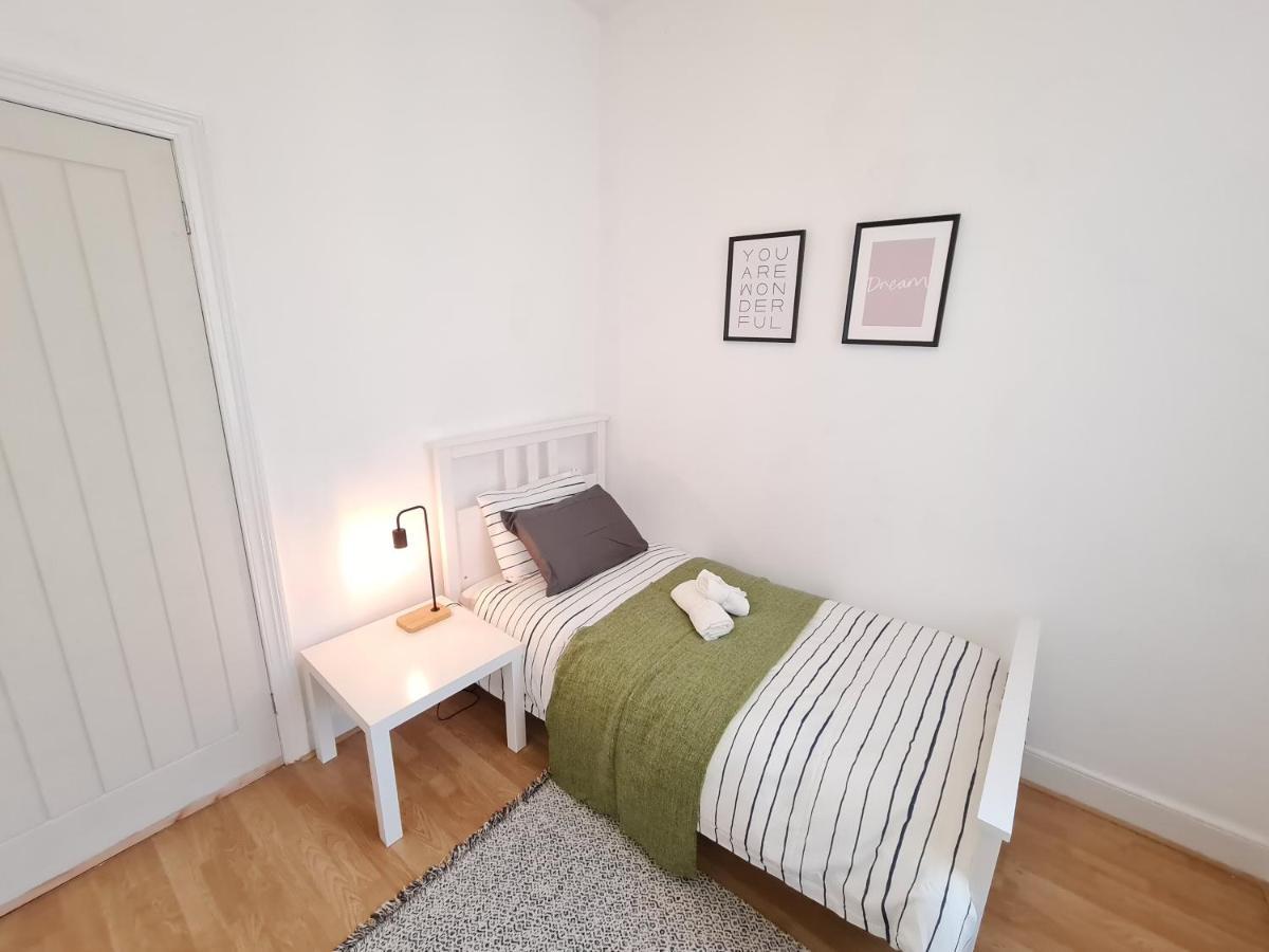 Апартаменты Large 3 Bed Flat, Free Parking Ньюкасл-апон-Тайн Экстерьер фото